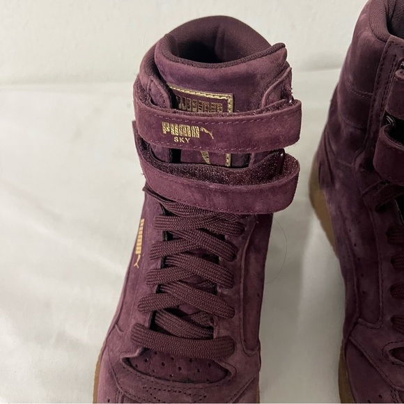 Puma Women’ Size 7.5 Sky II Hi Women Round Toe Suede Purple Sneakers Gold Logo - Picture 4 of 10